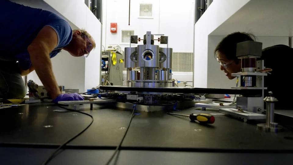 Novi eksperiment produbljuje misteriju Velikog G: NIST tim izmerio 6,67387×10^-11, ali neslaganja ostaju