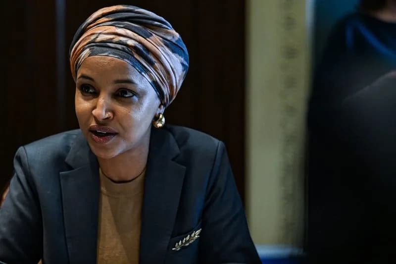 Muškarac priznao krivicu za napad na Ilhan Omar — prskanje sirćeta na gradskom skupu u Minneapolisu