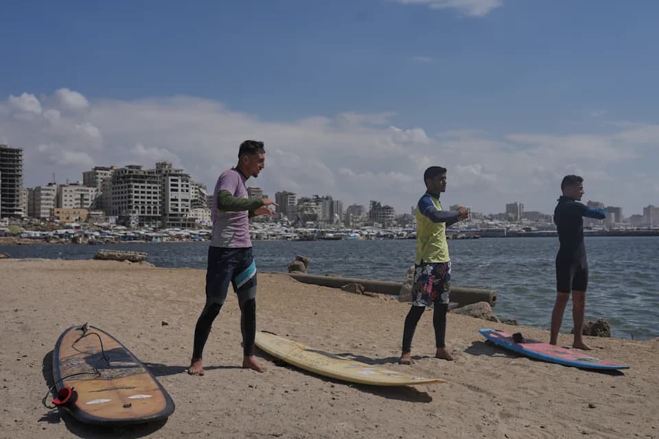 Surferi u Gazi Nalaze Kratkotrajnu Radost Na Talasima Uprkos Ratu