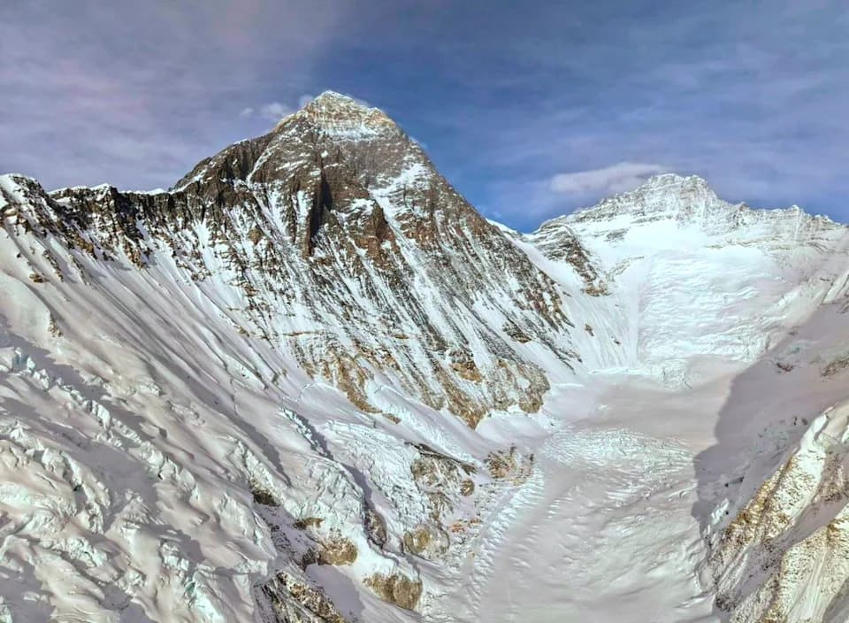 Everest: Stotine Penjača Uprkos Opasnom Seraku i Rastućim Troškovima