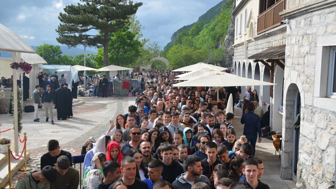 Hiljade vernika pod Ostrogom: Hodočašće i liturgija u čast Svetog Vasilija