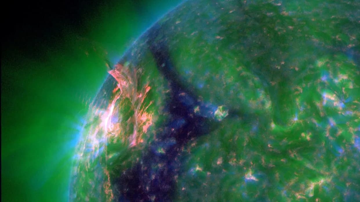 Solarni bljesak M5.7 probio rupu u koroni — moguć bočni udar Zemlji i slabe aurora