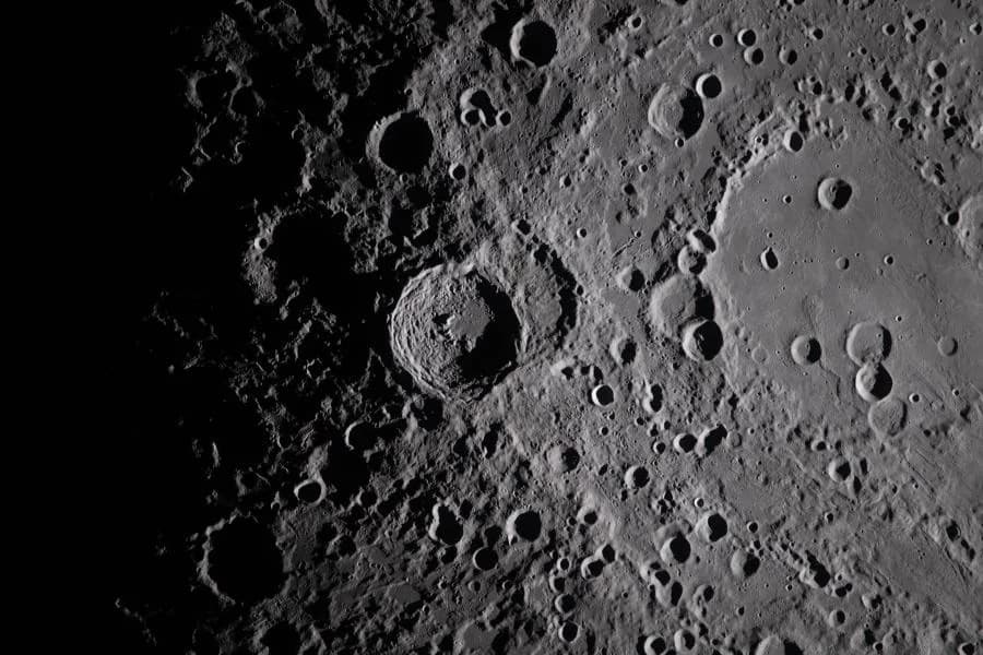 Misteriozni „tornjevi” na Mesecu: Da li NASA fotografije pokazuju veštačke objekte?