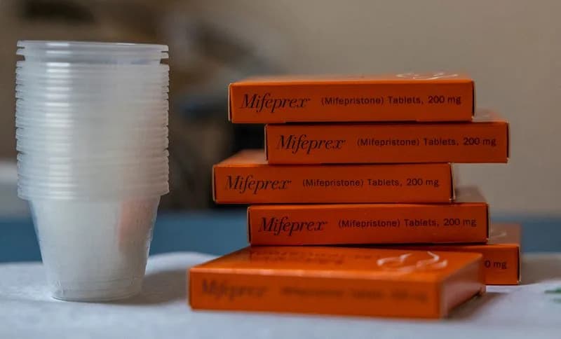 Vrhovni sud SAD privremeno čuva pristup piluli za abortus; sudski sporovi i dalje traju
