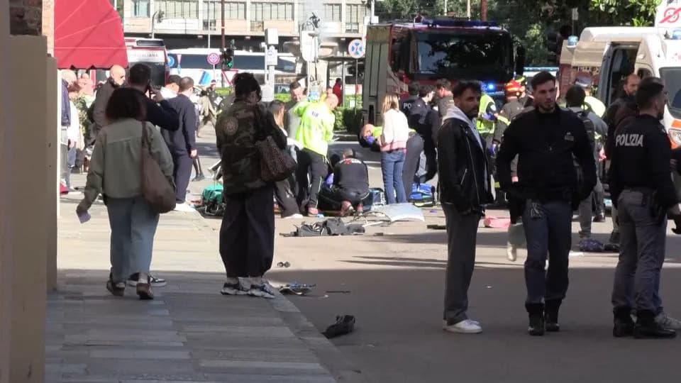 Drama u Modeni: Četvorica Građana Savladala Vozača Sa Nožem Nakon Što Je Auto Uleteo Među Pešake