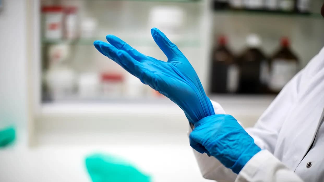 Jednostavna Laboratorijska Greška Koja Može Preuveličati Mikroplastiku: Nitrilne Rukavice I Lažno Pozitivni Rezultati