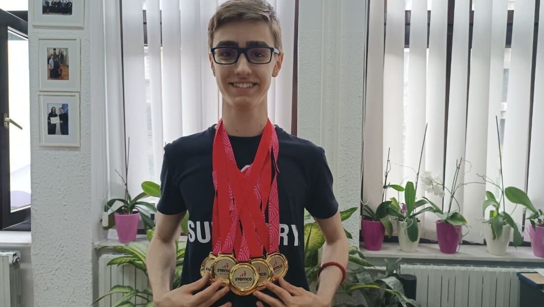 Andrej Drobnjaković (19) nosi Časni krst na Spasovdanskoj litiji u Beogradu — maturant Matematičke gimnazije i stipendista MIT-a
