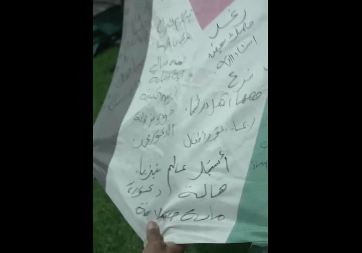 Zmaj Sa Porukama Palestinske Dece Došao Na Vrh Everesta Kao Simbol Nade