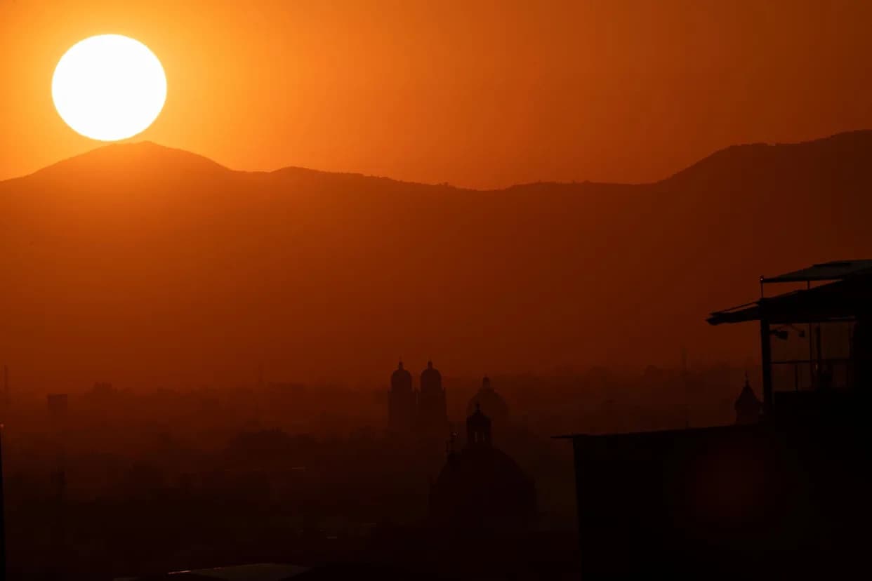 Ogroman Morski Talas Toplote Na Zapadnoj Obali SAD Uznemirio Naučnike — NOAA Očekuje Dalje Jačanje