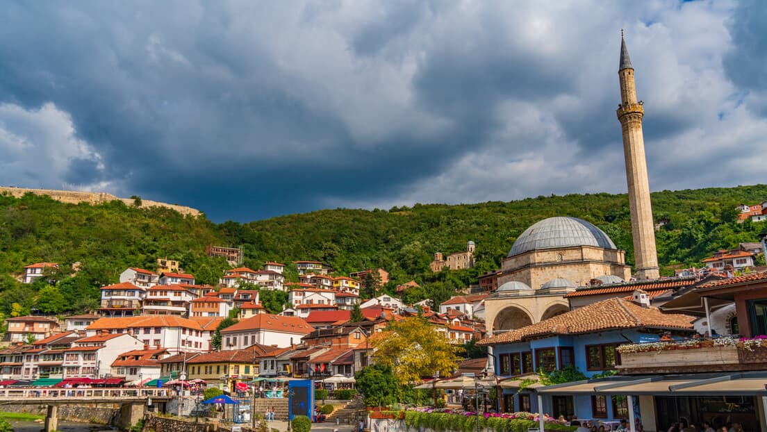 Šestoro Privedeno Ispred Manastira Svetih Arhangela u Prizrenu Zbog Zastave