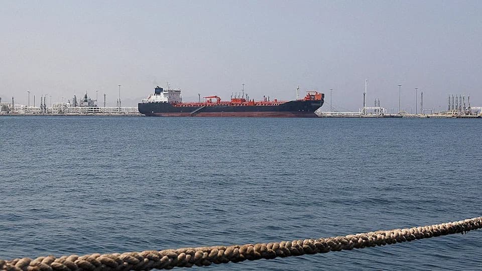 Masovni prekid AIS signala kod Fujairaha: 1,35 miliona barela isplovilo dok Iran pojačava nadzor Hormuza
