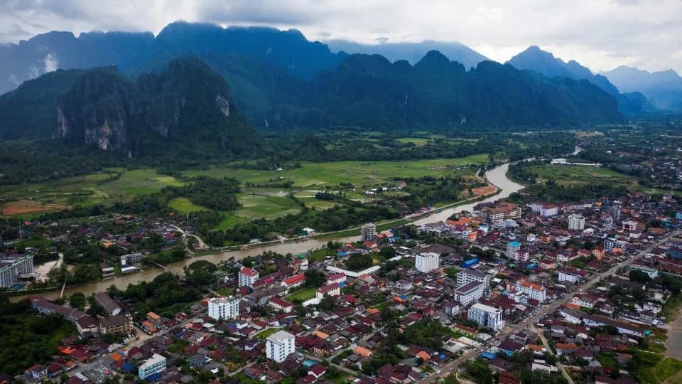 Šest stranih turista preminulo u Vang Viengu (Laos) — sumnja na masovno trovanje metanolom