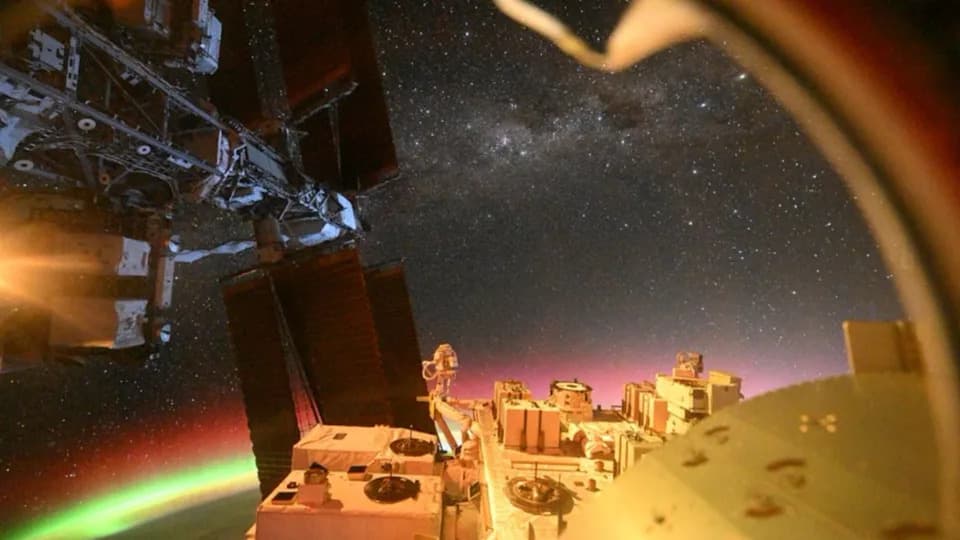 Retka fotografija sa ISS-a: Kimiya Yui zabeležio auroru, solarnu ploču i zvezdano nebo