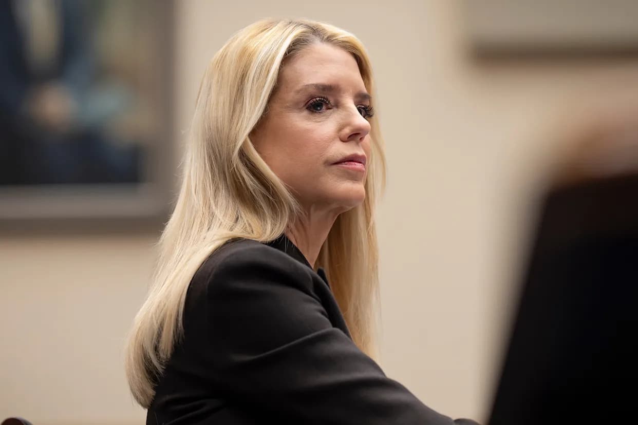 Pam Bondi Svedoči Iza Zatvorenih Vrata Pred Odborom O Epsteinovim Fajlovima
