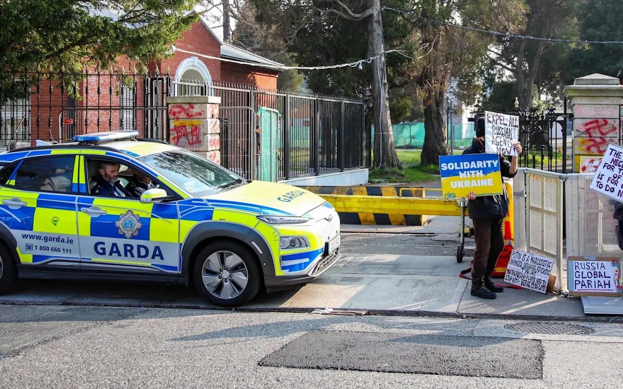 Britanci upozoravaju: Irska postala „zadnja vrata" za ruske špijune — poziv na strožije kontrole viza