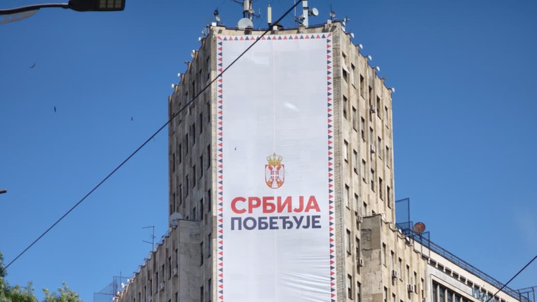 Ministarstvo reagovalo: Baner na Palati "Albanija" biće premješten, mladunci bele čiope zbrinuti