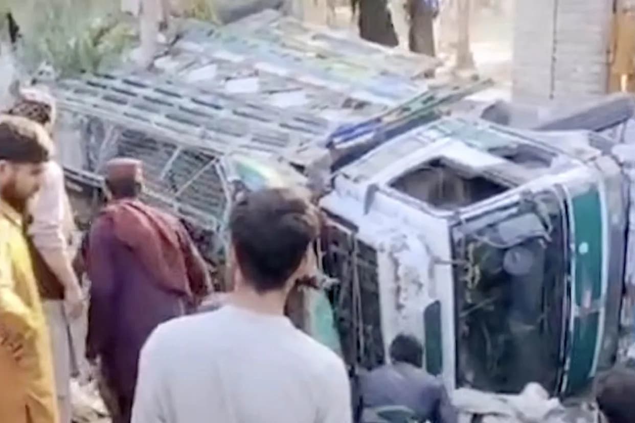 Tragedija u Avganistanu: Kamion sa Izbeglicama Se Prevrnuo — Najmanje 22 Poginula, Među Njima 10 Dece