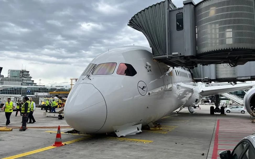 Boeing 787-9 Lufthanse Se Srušio Na Nos Na Frankfurtskom Aerodromu — Nekoliko Povređenih, Istraga U Toku