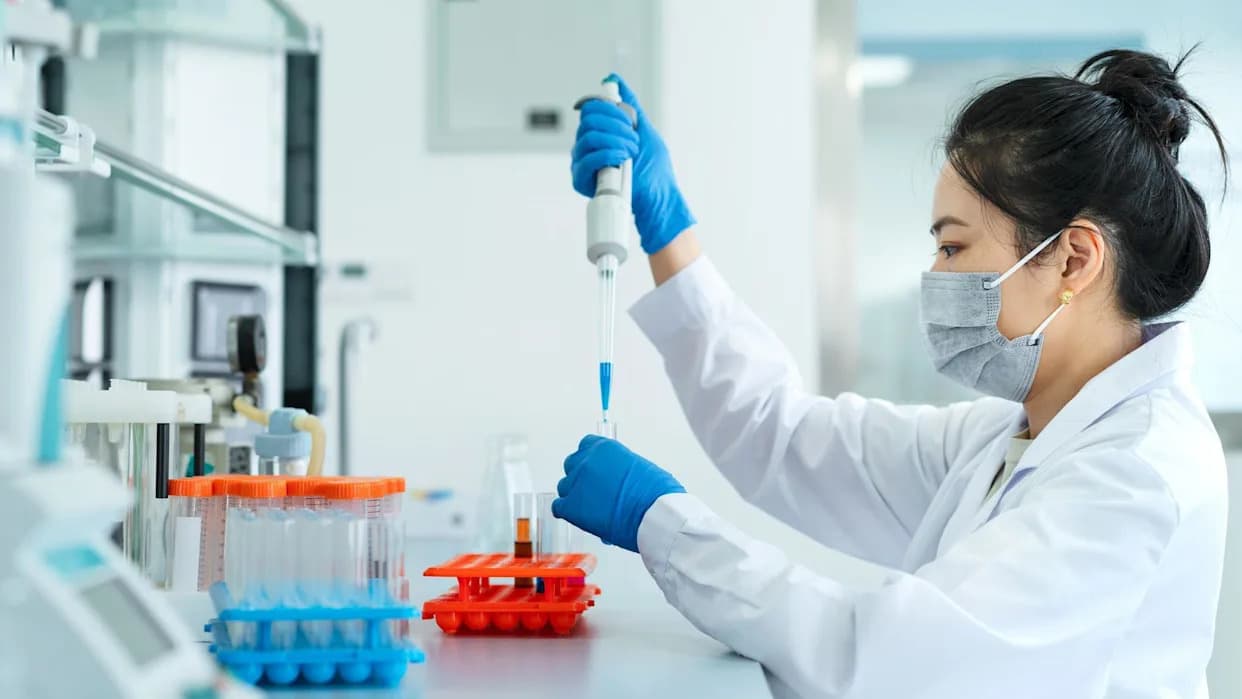 Prva Na Svetu: Vakcina Sa "Super‑Antigenom" Dizajniranim Veštačkom Inteligencijom Testirana Na Ljudima
