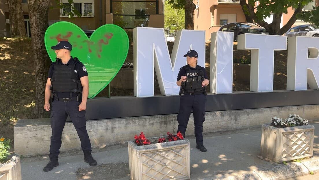 Privedeni gradonačelnik i predsednik skupštine Severne Mitrovice tokom uklanjanja natpisa "Volim Mitrovicu"