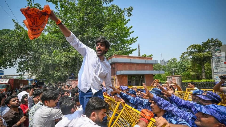 Mladi u Indiji Eksplodiraju Gnevom: Osnivač Viralne „Cockroach Janta Party“ Vraća Se u Nju Delhi i Poziva Na Mirni Protest