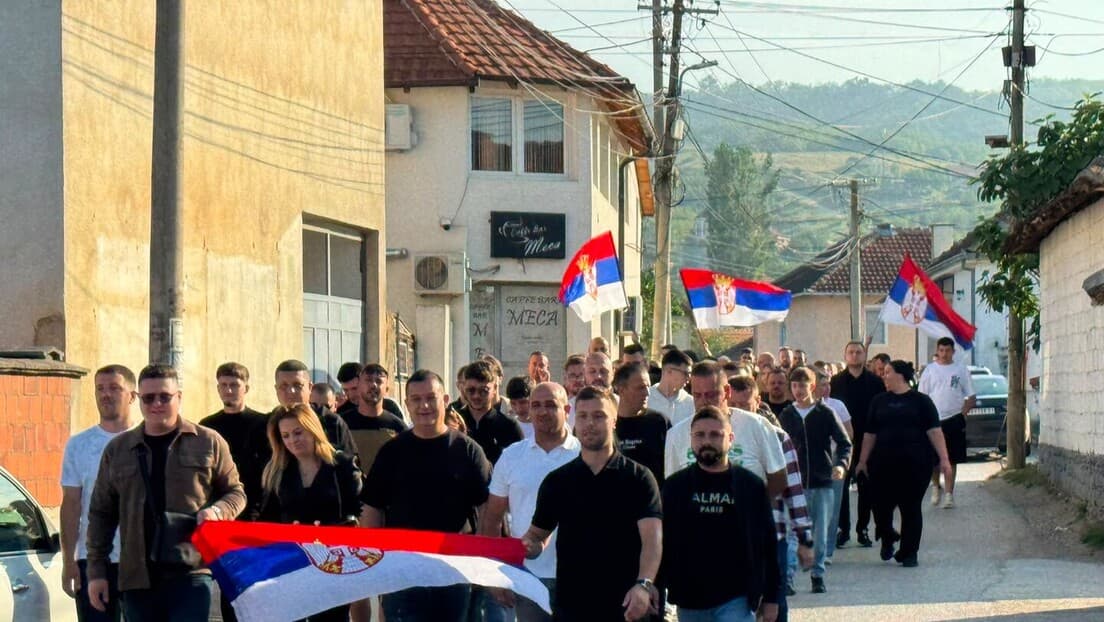 Vanredni parlamentarni izbori na KiM: Srbi sa trobojkama na biralištima, britanski diplomata obilazi biračka mesta