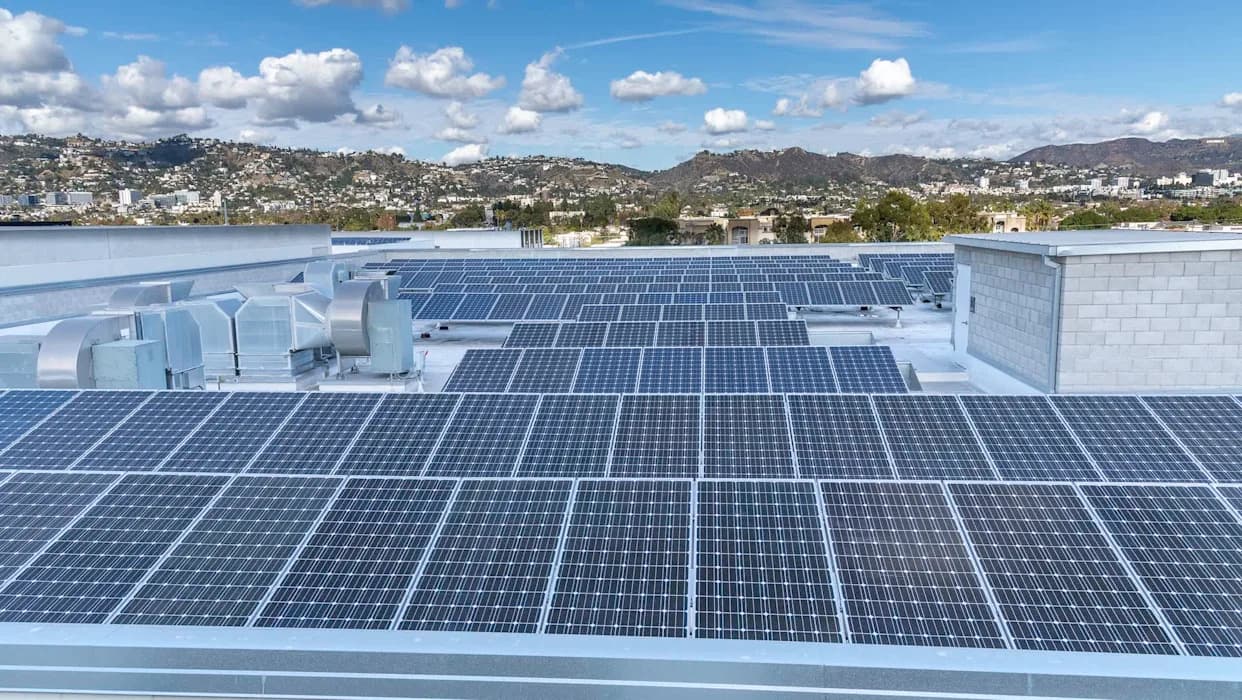 Veliki krovovi, malo solarnih panela: Zašto data centri ne koriste svoj potencijal i da li države treba da narede instalacije