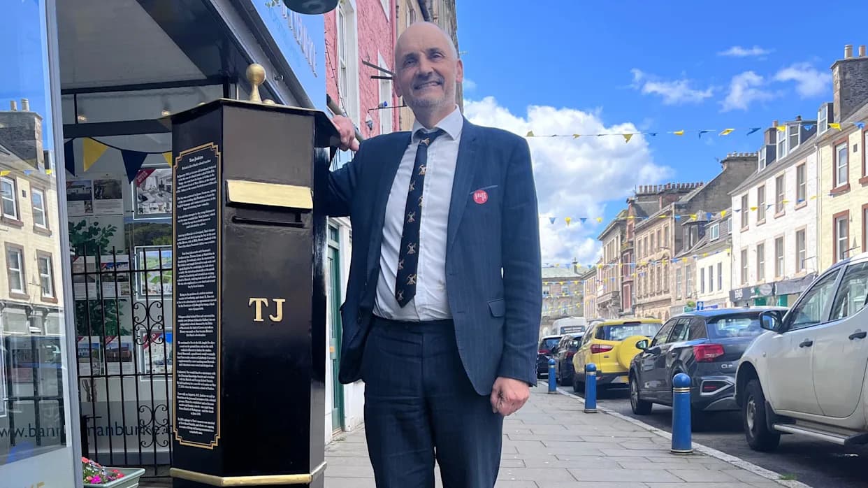 Crna poštanska kutija za Toma Jenkinsa u Hawicku — Obeležje prvom crnom nastavniku u Britaniji
