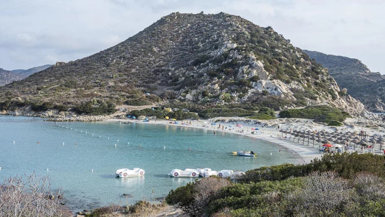 Punta Molentis uvodi stroge mere: suncobrani dozvoljeni samo za decu do 10 i osobe preko 65