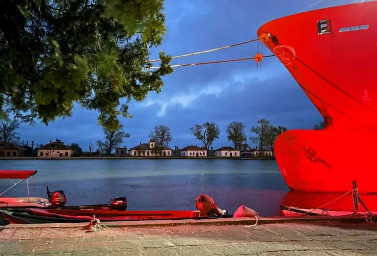 Sulina Pod Senkom Dronova: Mir Lokalnog Života Dok Luka Polako Oživljava