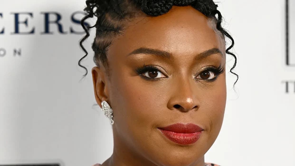 „Ovaj teret je pretežak“: Chimamanda Ngozi Adichie optužuje bolnicu za medicinsku nepažnju posle smrti jednogodišnjeg sina