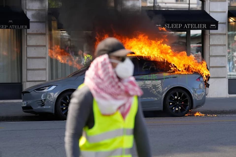 Zapaljena Tesla u Ženevi dok protesti pred samit G7 prerastaju u nerede
