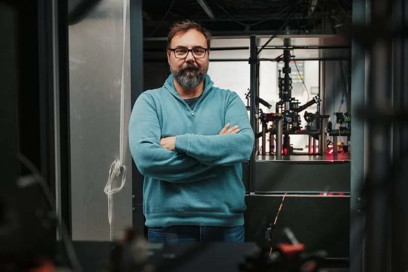 Mini‑univerzum od ultrahladnih atoma meri vreme bez sata — entropija kao unutrašnji sat