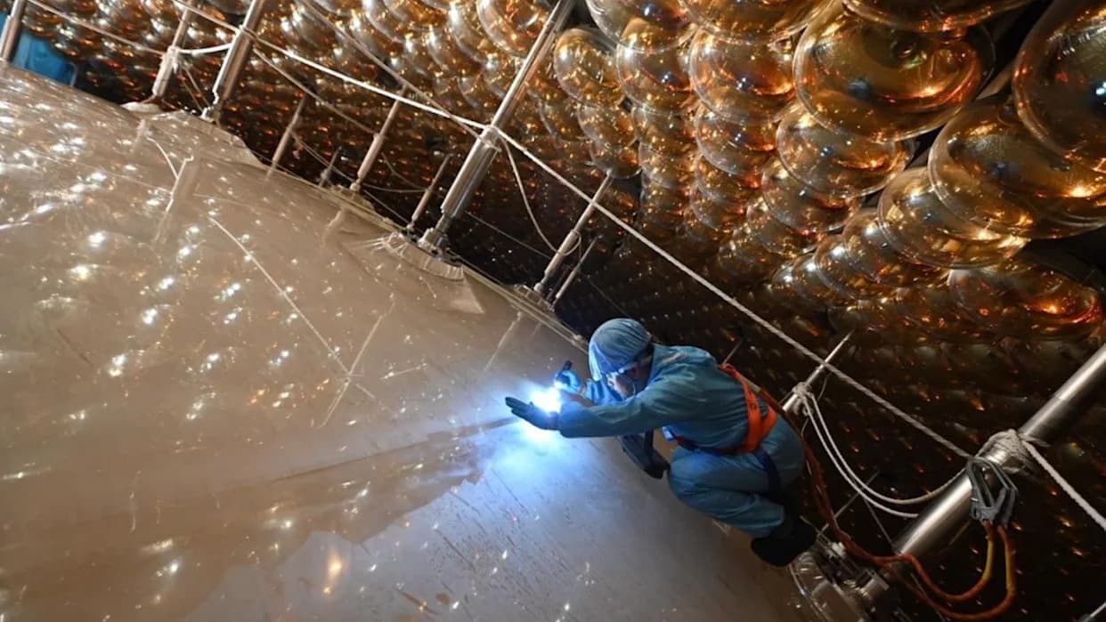 JUNO Zabeležio Precizne Oscilacije Neutrina — Detektor 2.297 Stopa (≈700 m) Ispod Zemlje
