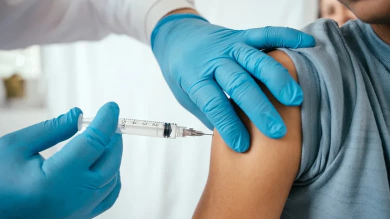 Prva vakcina dizajnirana uz pomoć AI stiže u ljudska ispitivanja — pEVAC-PS pokazuje dobru bezbednost u fazi 1