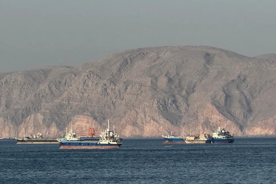 Mrtvi i nasukani: Pomorci trpe u tjesnacu Hormuz, sporazum SAD–Iran donosi opreznu nadu