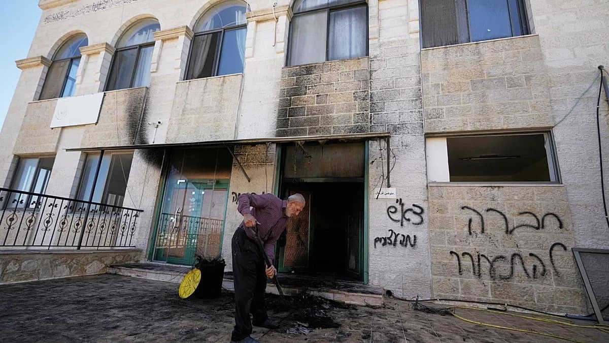 Džamija Zapaljena U Jiljilyi: Naseljenici Zapalili 15–20 Guma, Zidovi Ispisani „Osvetom”