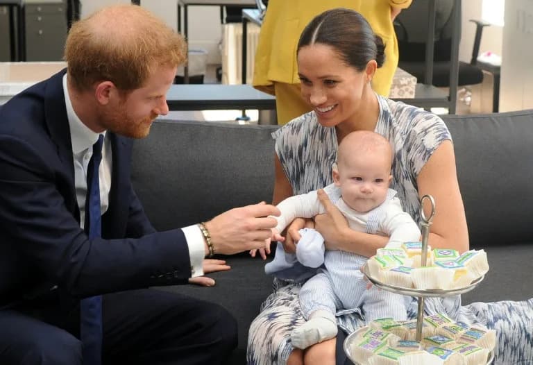 Hari i Megan planiraju porodičnu posetu Britaniji u julu, dovode Archieja i Lilibet