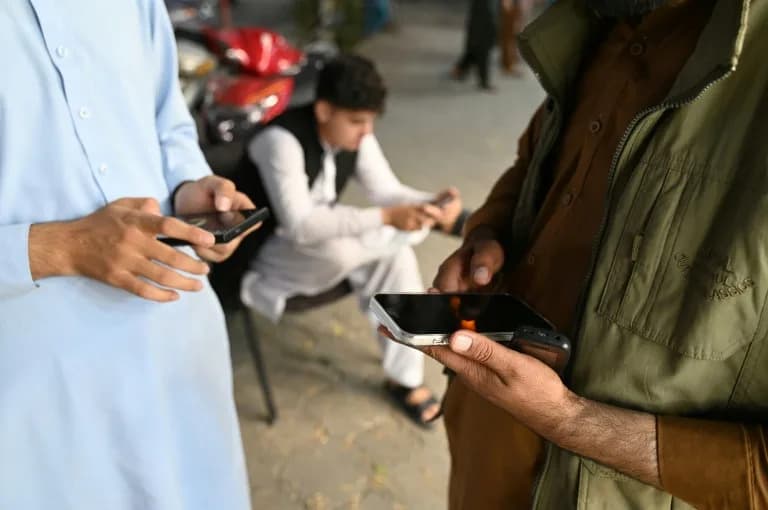 Srceparajuće: Taliban zabranio pametne telefone u državnim kancelarijama – rad u opasnosti od paralize