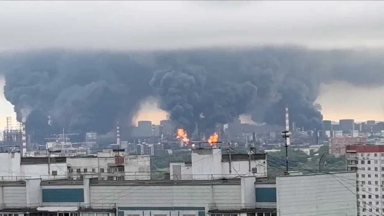 Moskva Pogođena Najmasovnijim Ukrajinskim Napadom: Skoro 200 Dronova, Rafinerija U Plamenu