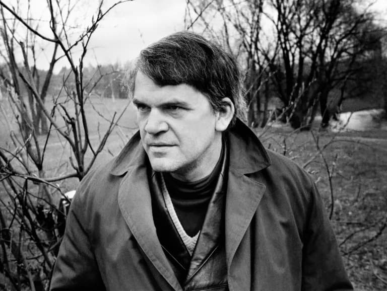 Milan Kundera i Supruga Vera Sahranjeni U Rodnom Brnu — Grob Sa 'Levitirajućom' Belom Pločom
