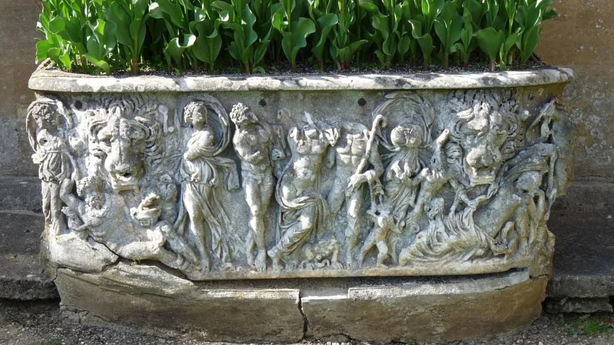 Mermerni Panel Koji Je Decenijama Služio Kao Saksija Ispostavio Se Kao Retki Rimski Sarkofag