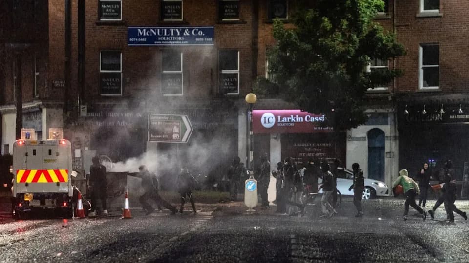 Nemiri u Belfastu: Viralni Napad Pokrenuo Talas Antimigrantskog Nasilja
