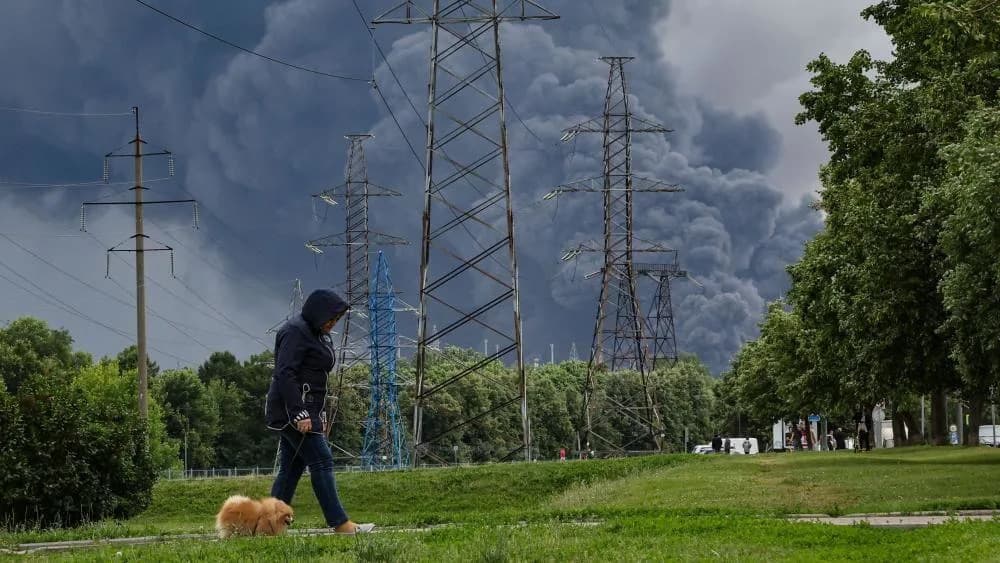 Veliki napad dronova pogodio moskovsku rafineriju — dim, žrtva i strah od novih udara