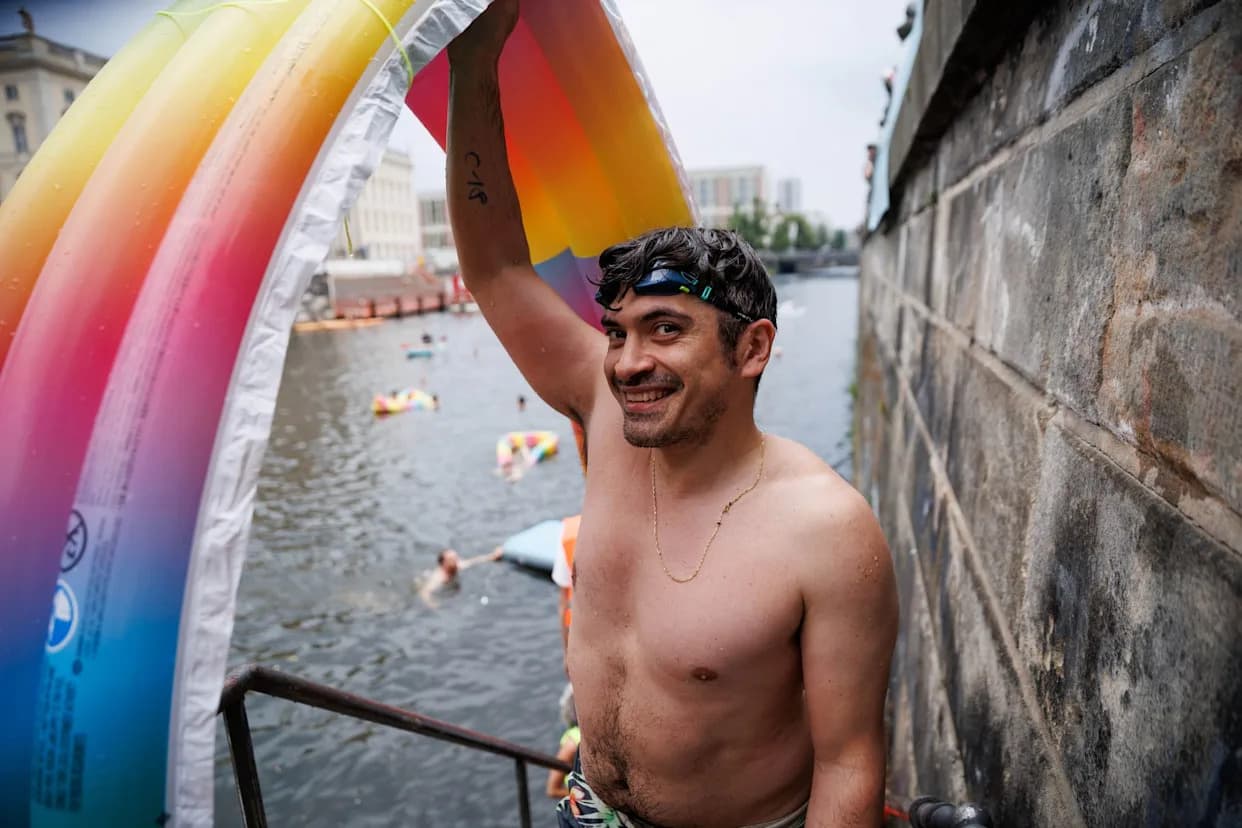 Stotine plivača traže ukidanje 101-godišnje zabrane kupanja u Spreeu nakon "swim‑in" protesta