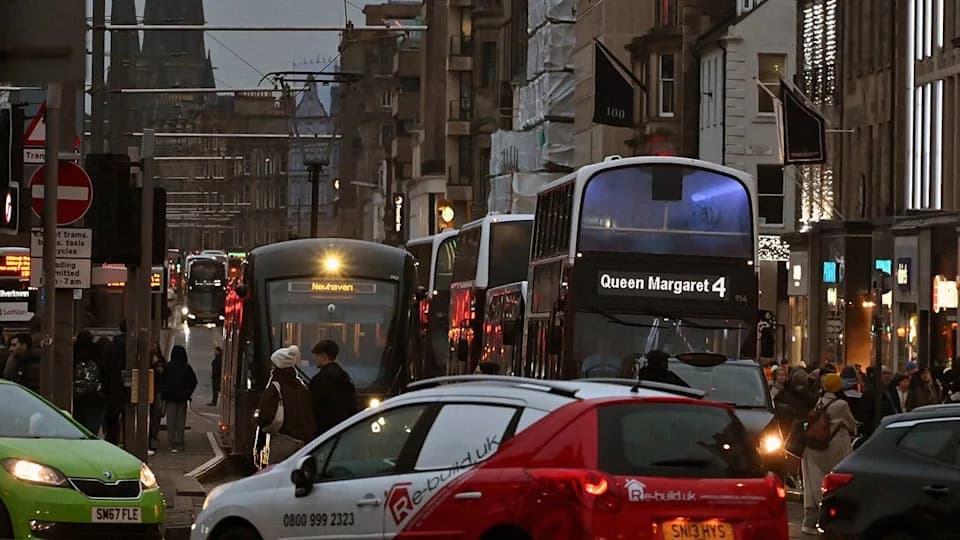 Kontrateroristička istraga u Edinburghu nakon niza napada koje vlasti sumnjiče za anti‑muslimanski motiv
