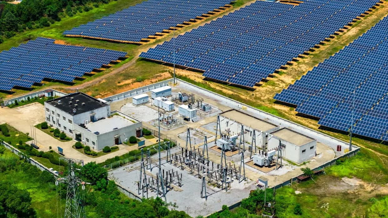 Solarna Energija U Kaliforniji Nadmašila Gas Na Većini Dana — Baterijsko Skladištenje Jača Mrežu