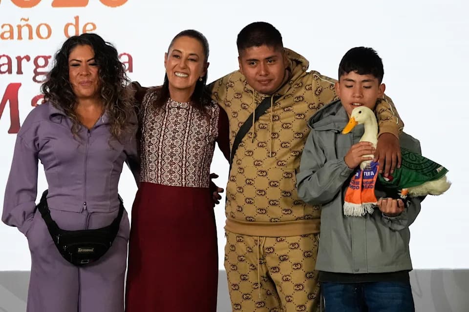 Patka Merlín Zasjenila Konferenciju Predsednice Sheinbaum — Simpatičan Trenutak Koji Je Izazvao Kritike