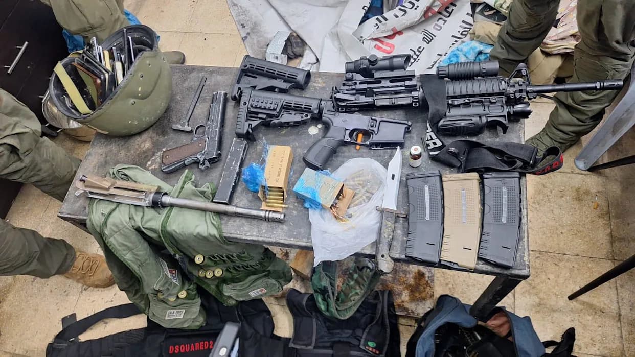 IDF: Više od 240 komada vatrenog oružja zaplenjeno u Zapadnoj Obali, oružje skriveno u civilnim objektima