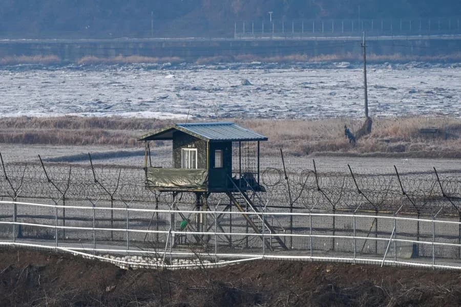 Severnokorejski vojnik prešao DMZ i zadržan u pritvoru Južne Koreje